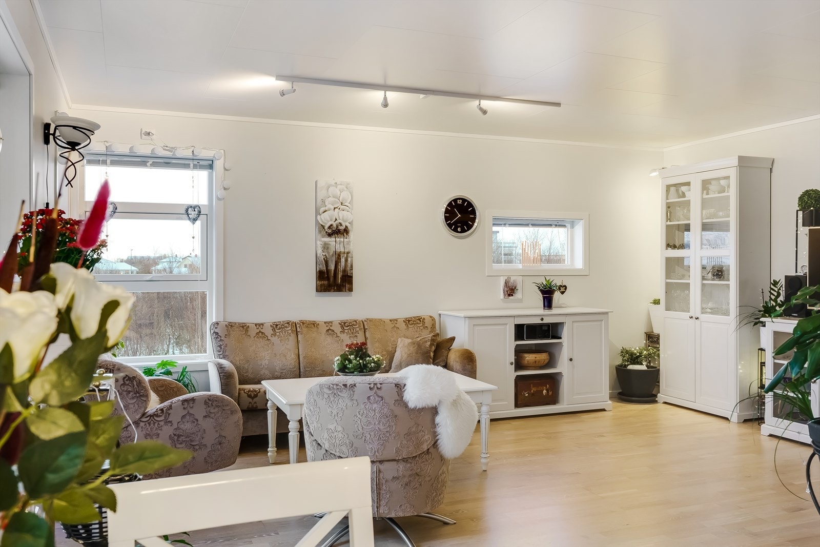 Lys og koselig stue med delvis åpen løsning mellom stue og kjøkkenet. Galleribilde