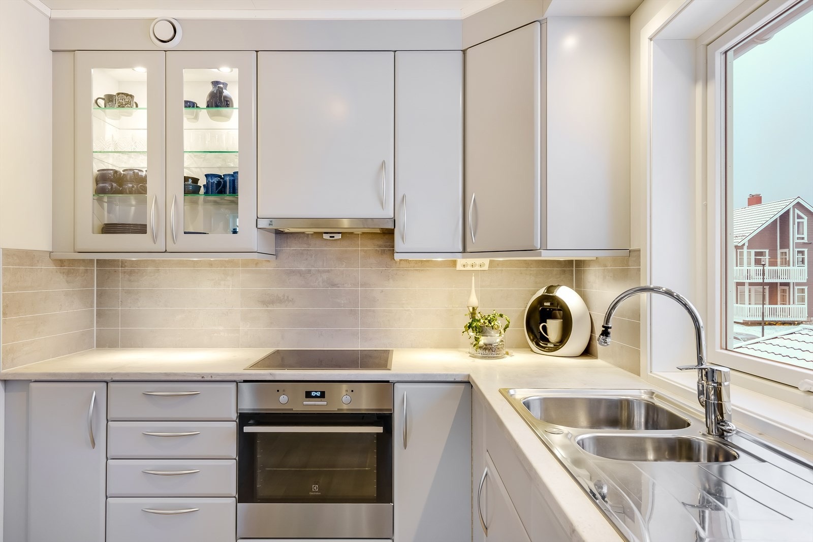 Det er integrert komfyr, komfyrtopp, ventilator, oppvaskmaskin og kjøle/fryseskap. Galleribilde