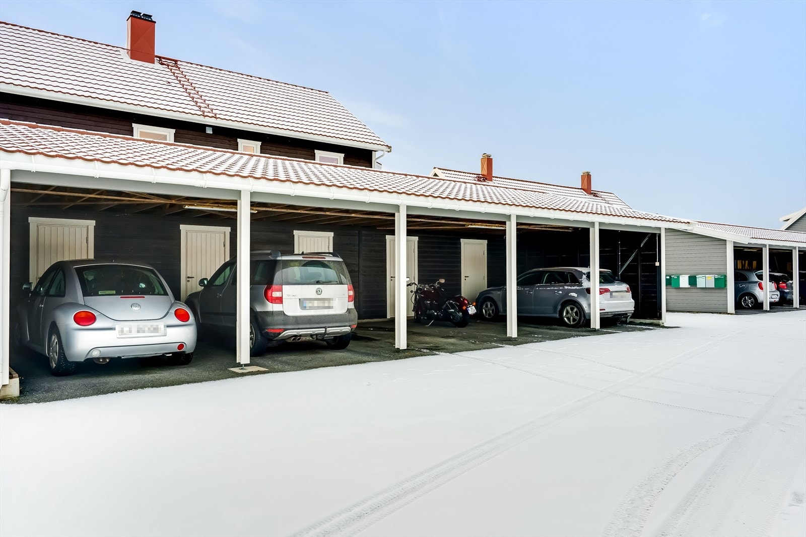 Parkering i carport, og på felles oppmerkede parkeringsplasser. Bod i bakkant av carport på ca.13 m2. Galleribilde