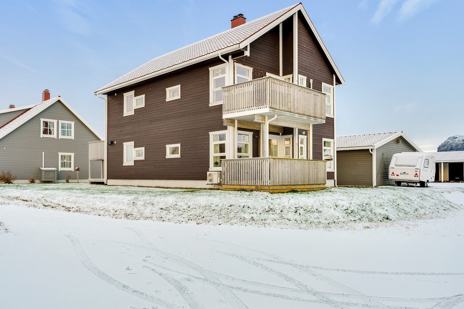 En horisontaldelt tomannsbolig fra 2019, der denne andelen ligger i 2.etasje. Galleribilde