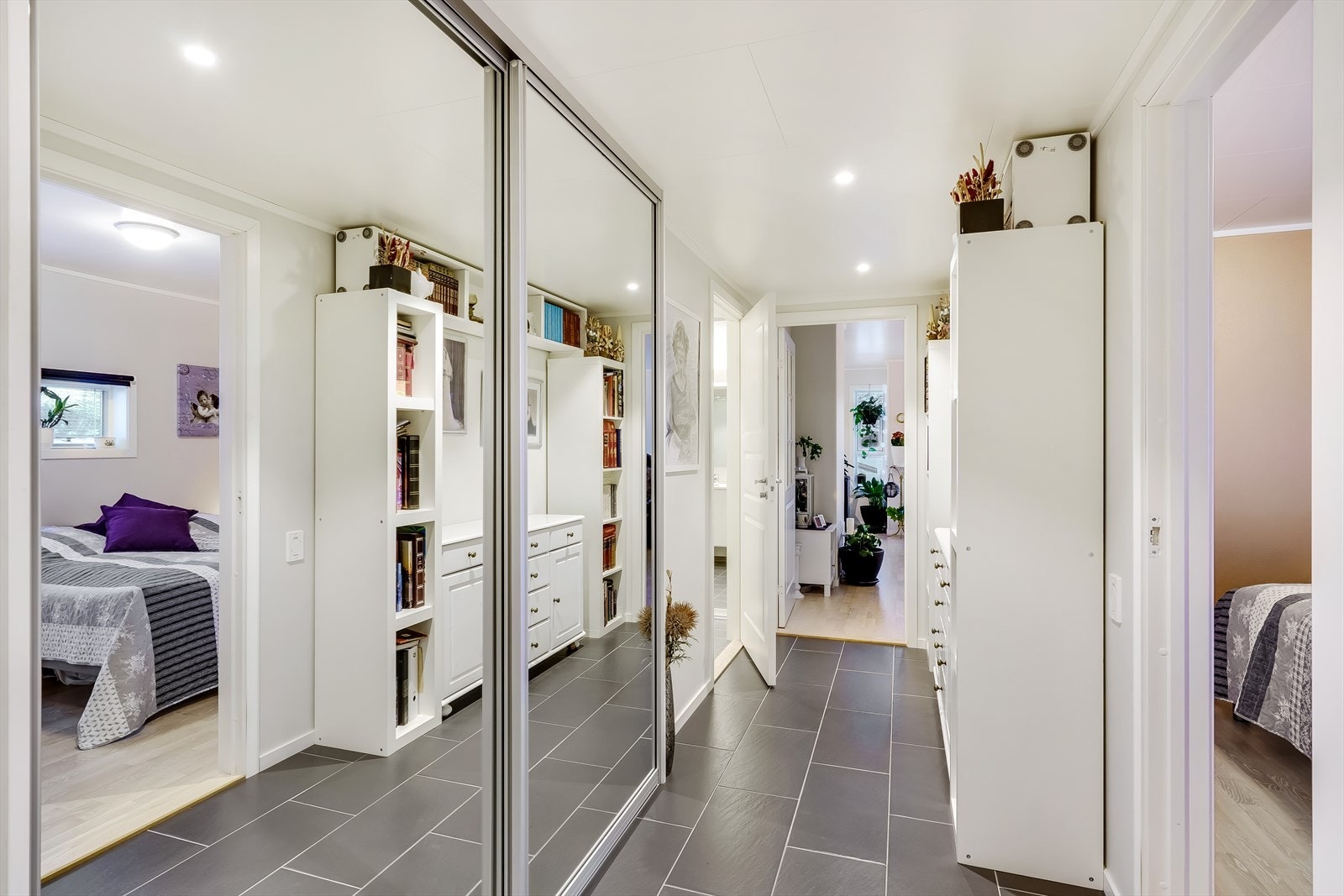 Stor skyvedørsgarderobe i gangen. Galleribilde