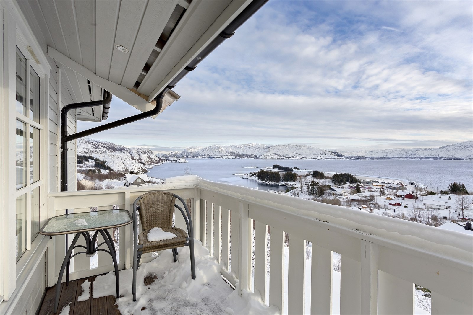 Fra altanen har du flotte utsiktsforhold. Her har du full oversikt over skipstrafikken på fjorden. Galleribilde