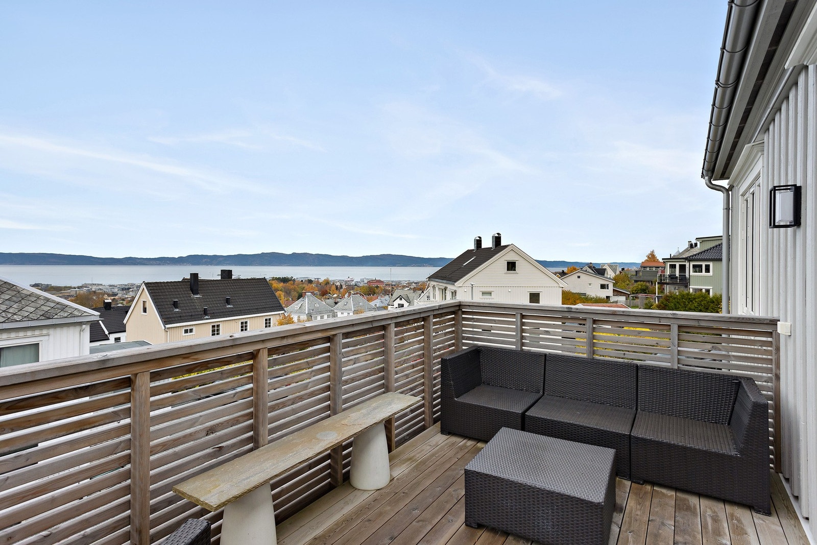 Verandaen på andre siden er vendt mot vest. Her kan du få med deg fantastiske solnedganger. Galleribilde