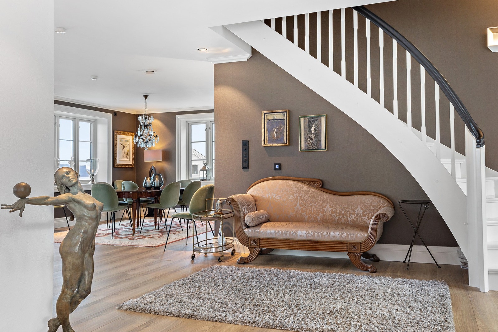 Trappeløpet fra loft til kjeller er spesialdesignet og bygd av møbelsnekker. Galleribilde