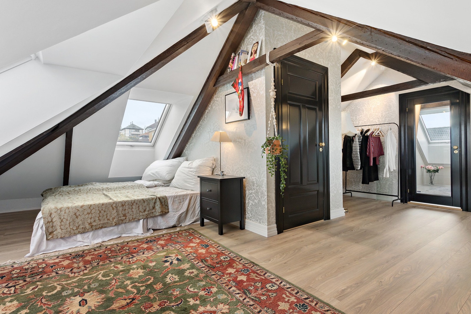 Går vi opp trappen har vi en innholdsrik loftsetasje på 28 kvm i målbart areal. Galleribilde
