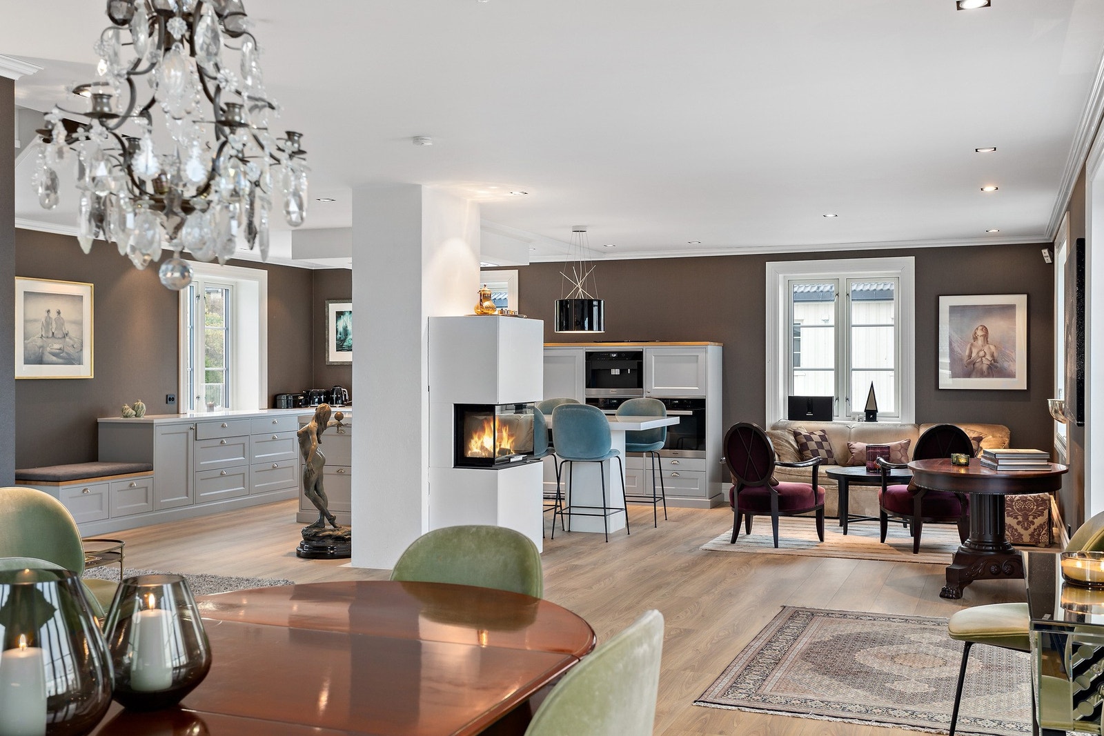 Rommet knyttes sammen av et moderne ildsted som gir både varme og atmosfære. Galleribilde
