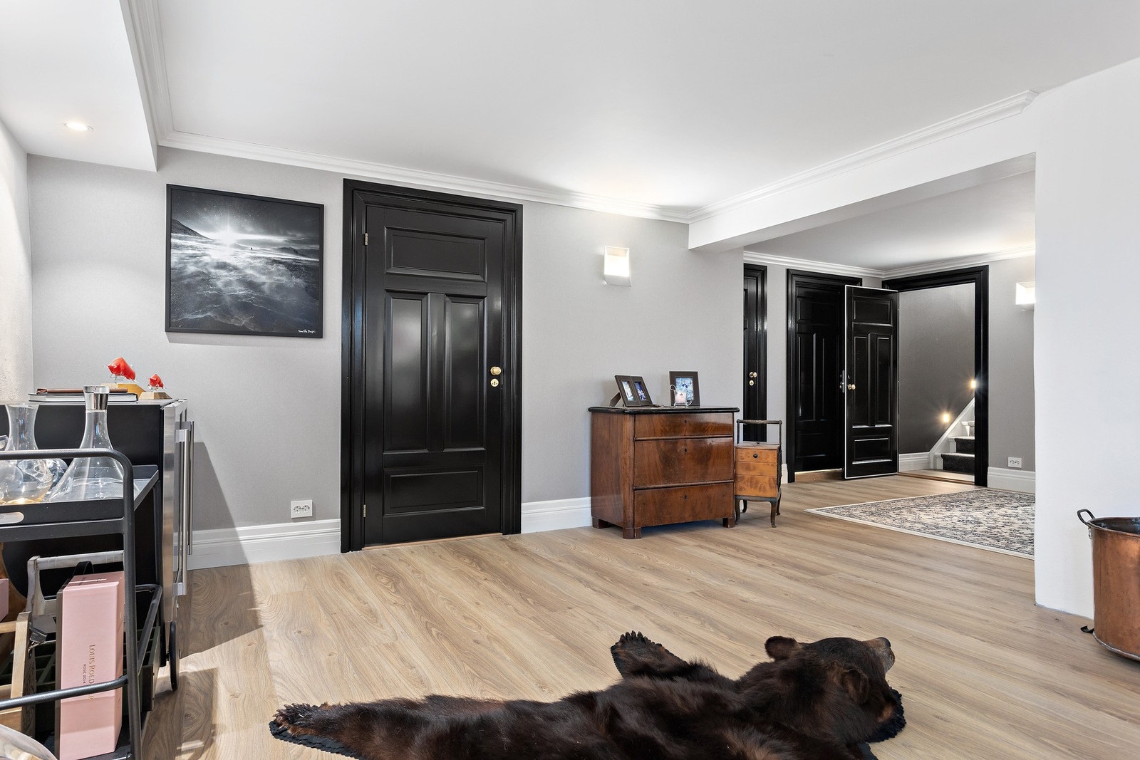 Kjelleretasjen består av en kjellerstue, vinkjeller, soverom, bad og bod. Galleribilde