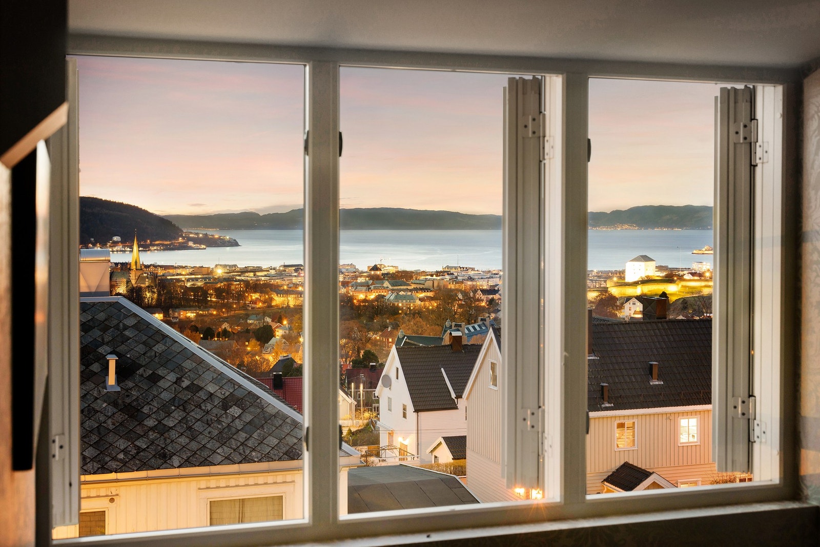 Boligen går over fire plan, og denne gripende utsikten kan nytes fra flere av etasjene. Galleribilde