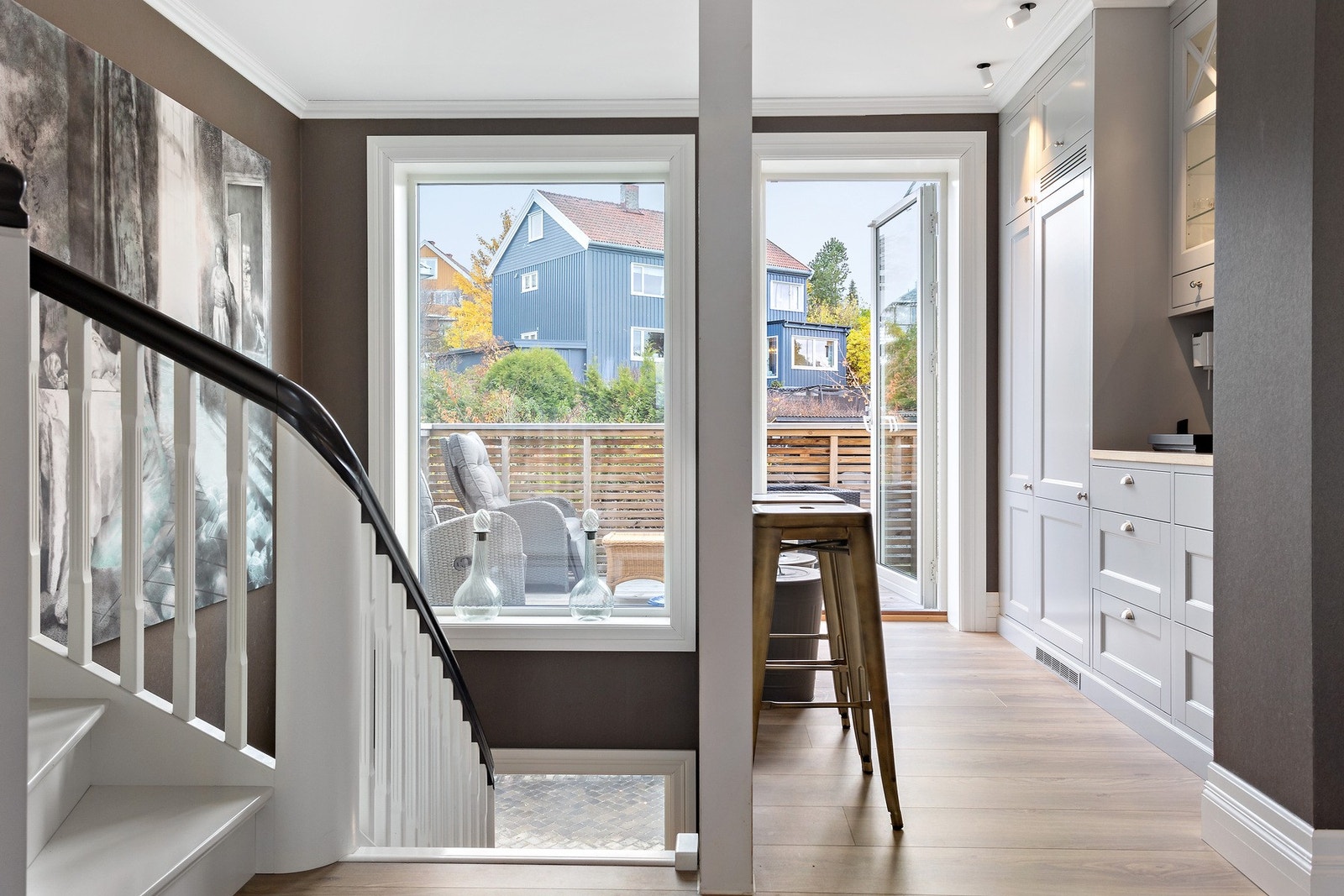 Går vi opp trappen til 2. etasje har vi stue, kjøkken og to verandaer. Galleribilde