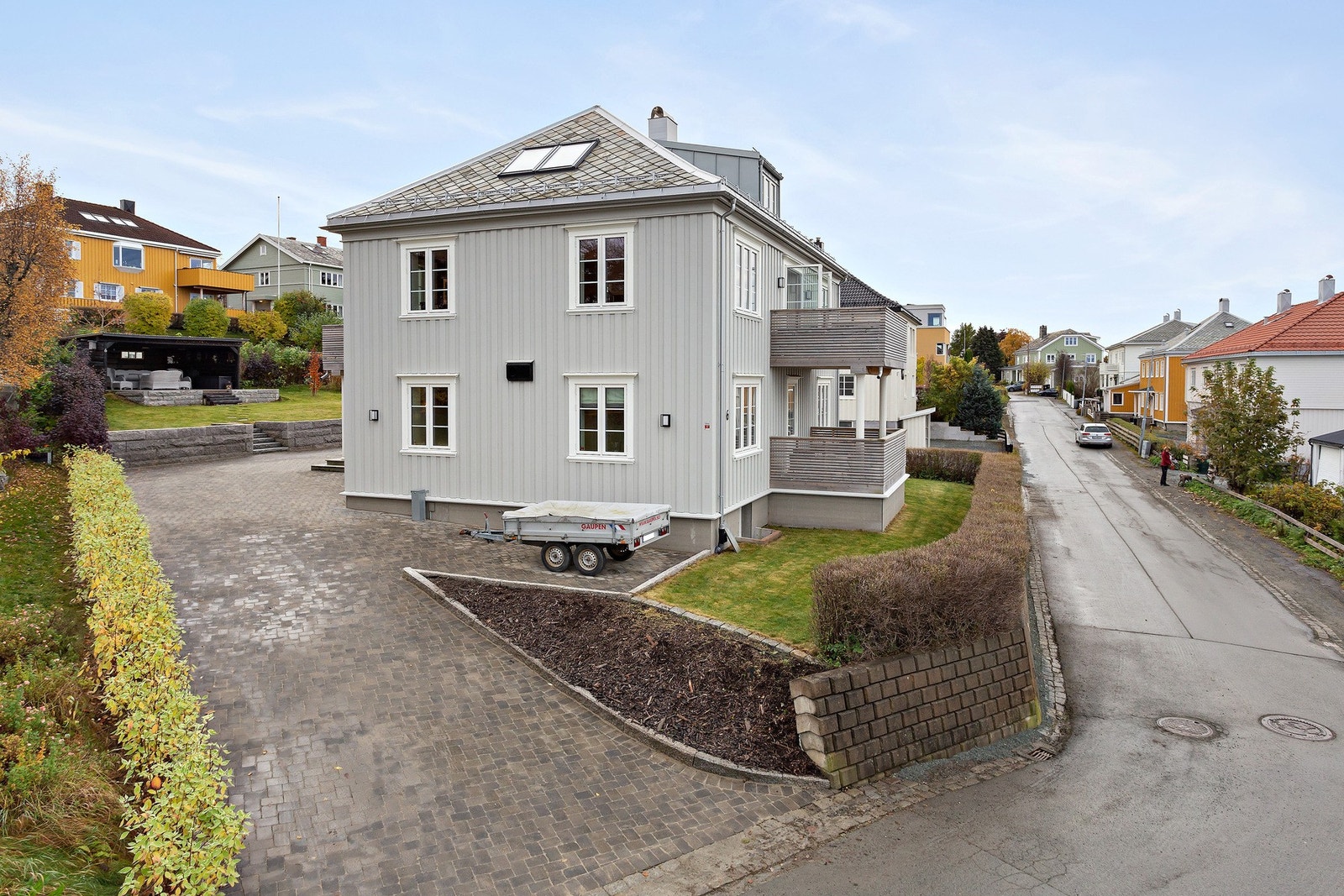 Denne fantastiske eneboligen ligger fint til i en rolig gate i et av Trondheims mest populære strøk. Galleribilde