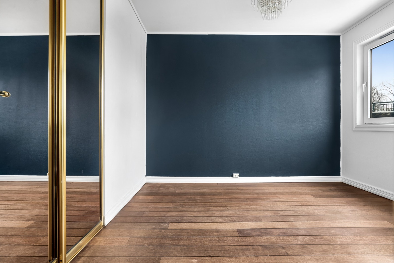 Stor skyvedørsgarderobe. Galleribilde