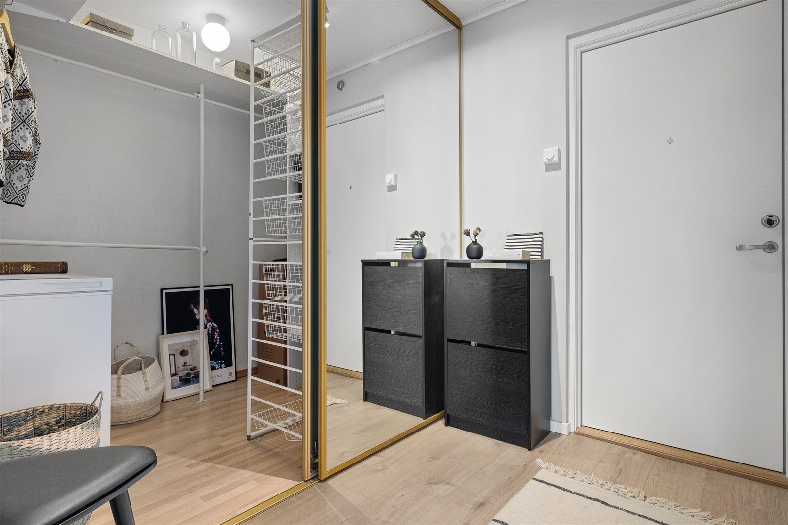 Gang/entré av god størrelse med stor skyvedørsgarderobe Galleribilde