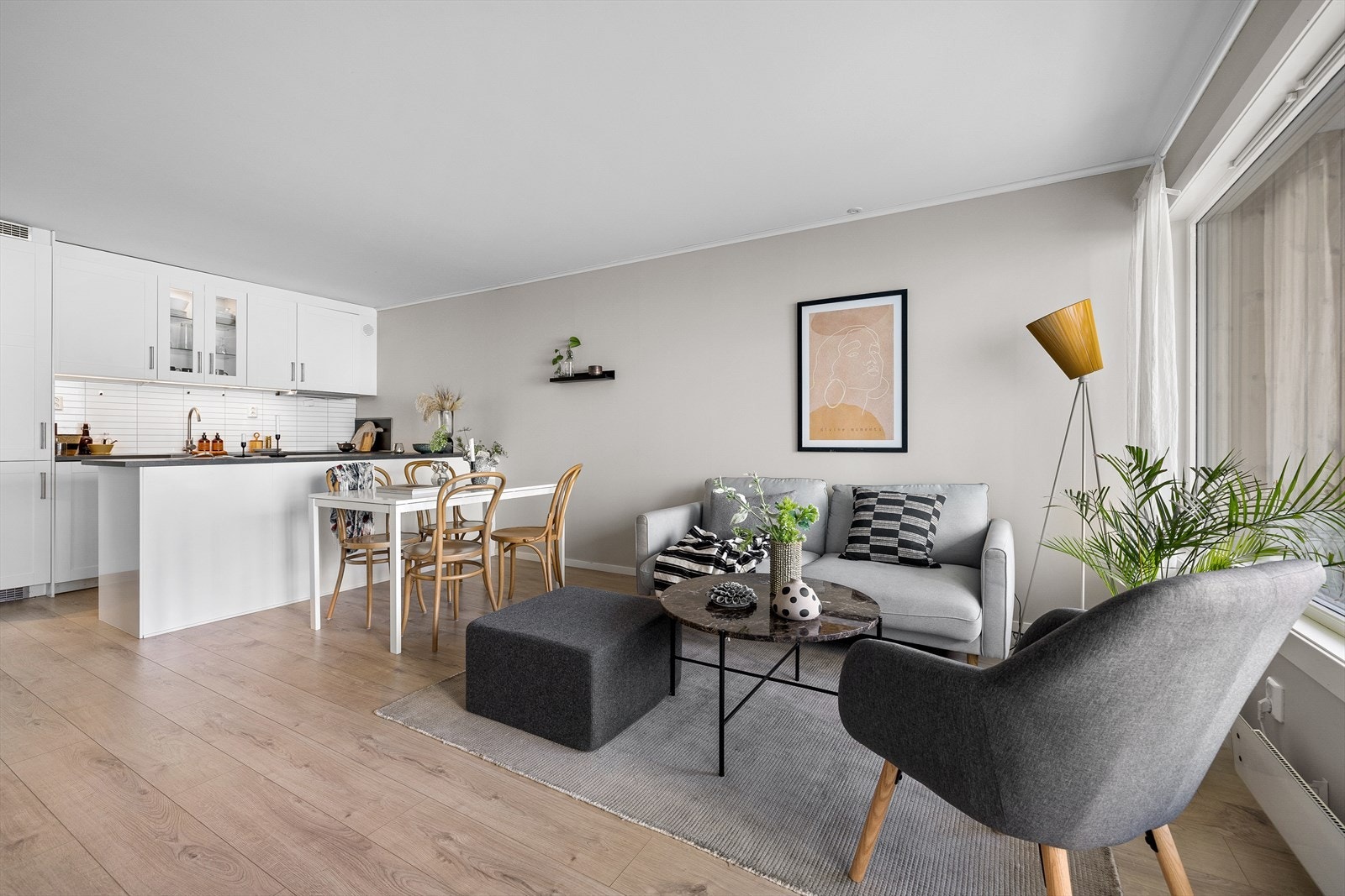 Stuen er av god størrelse og har god plass til både sofagruppe og spiseplass Galleribilde