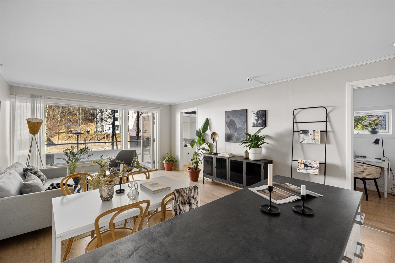 Dette er en bolig man kan flytte rett inn i. Det blitt utført store rehabiliteringer både i og utenfor boligen Galleribilde