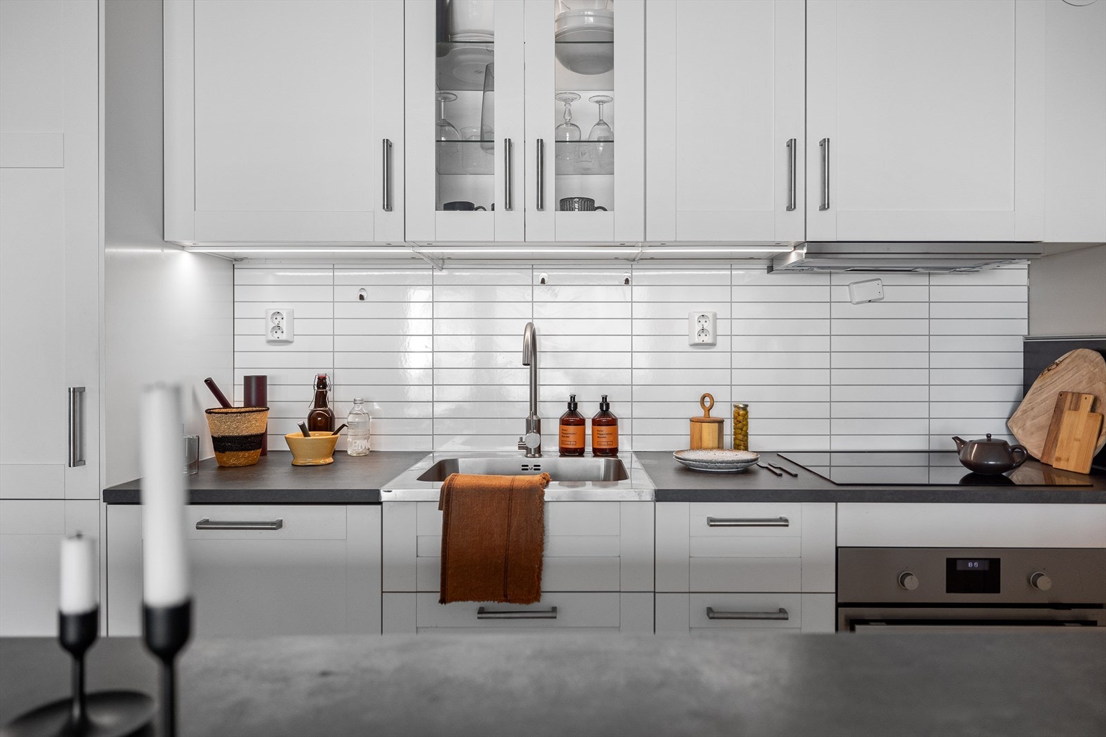 Her har du godt med oppbevaringsplass i over- og underskap Galleribilde