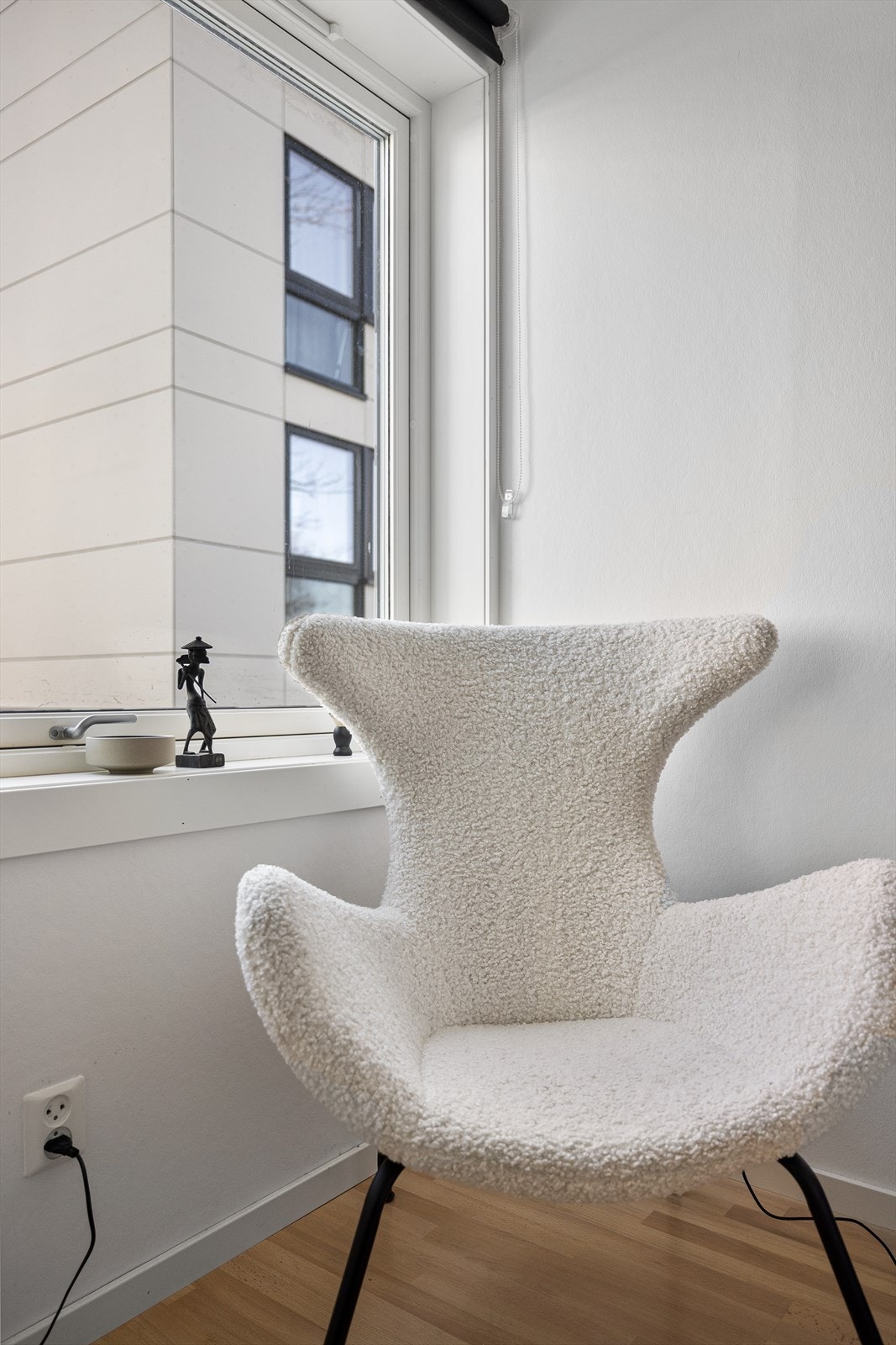 Gjennom det store soveromsvinduet slipper det inn godt med dagslys Galleribilde