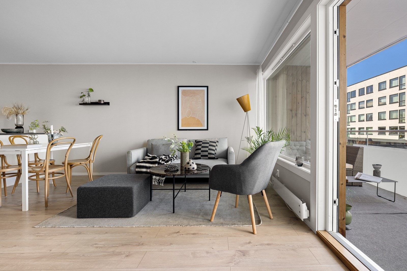 Fra stuen har du direkte adkomst til balkongen Galleribilde