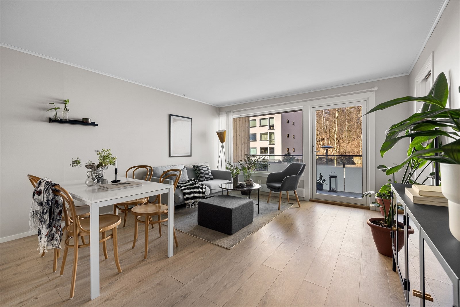 Gjennom de store vindusflatene slipper det inn rikelig med naturlig lys Galleribilde