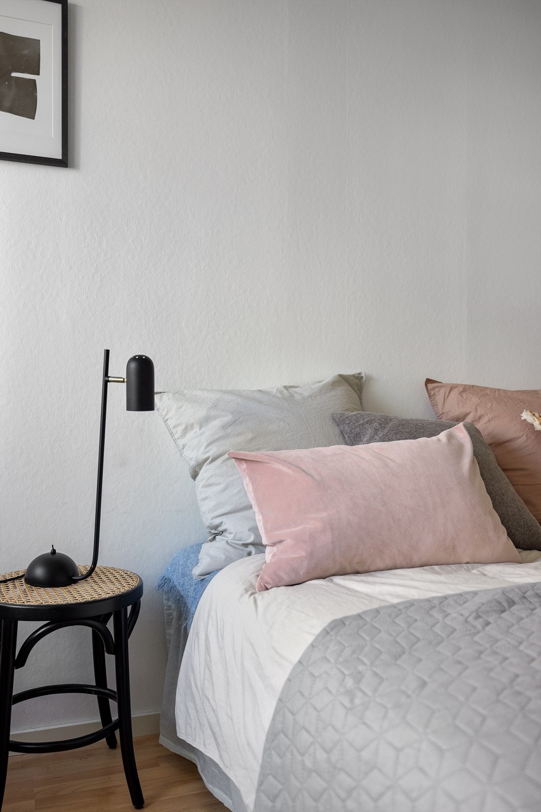 På soverommet har du god plass til seng, nattbord og garderobe Galleribilde