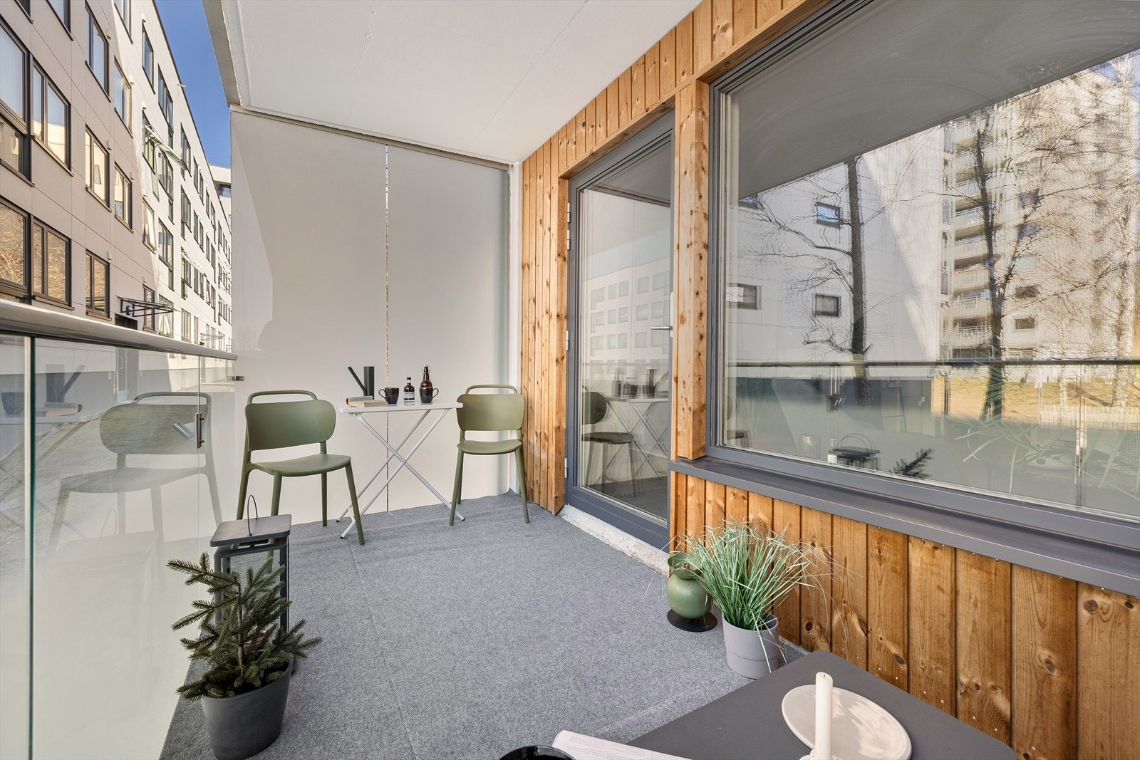 Her er det god nok plass til lite utekjøkken, grill og sittemøblement Galleribilde