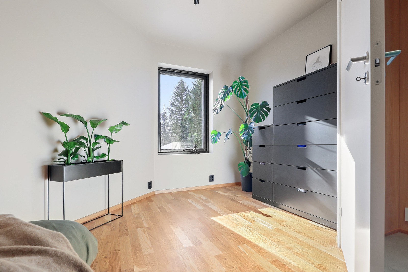 Det er god plass til garderobe også på dette soverommet Galleribilde