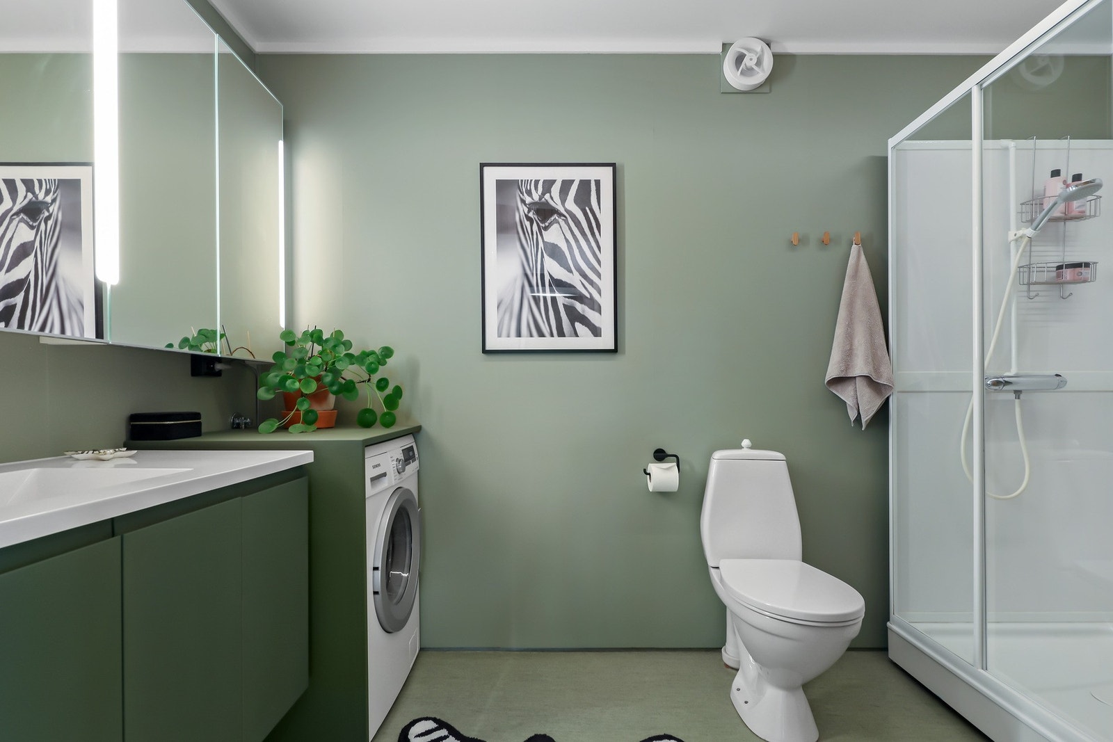 Badet er modernisert med tidsriktige fargevalg og fin innredning Galleribilde