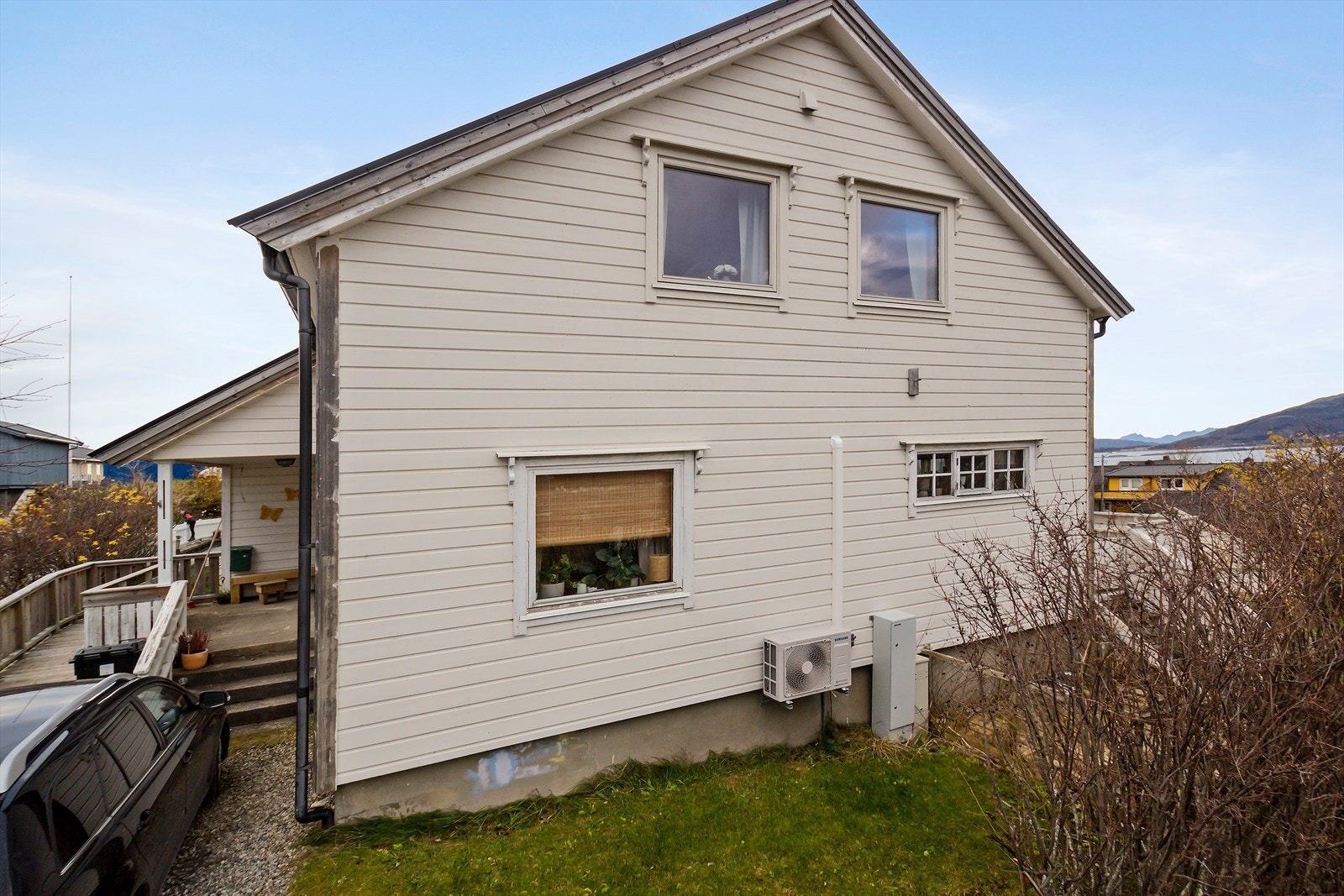 Boligen sett fra Åsgata. Integrert garasje i underetasjen med inngang til resten av boligen. Eiendommen har to innkjørsler og en god tomtestørrelse Galleribilde