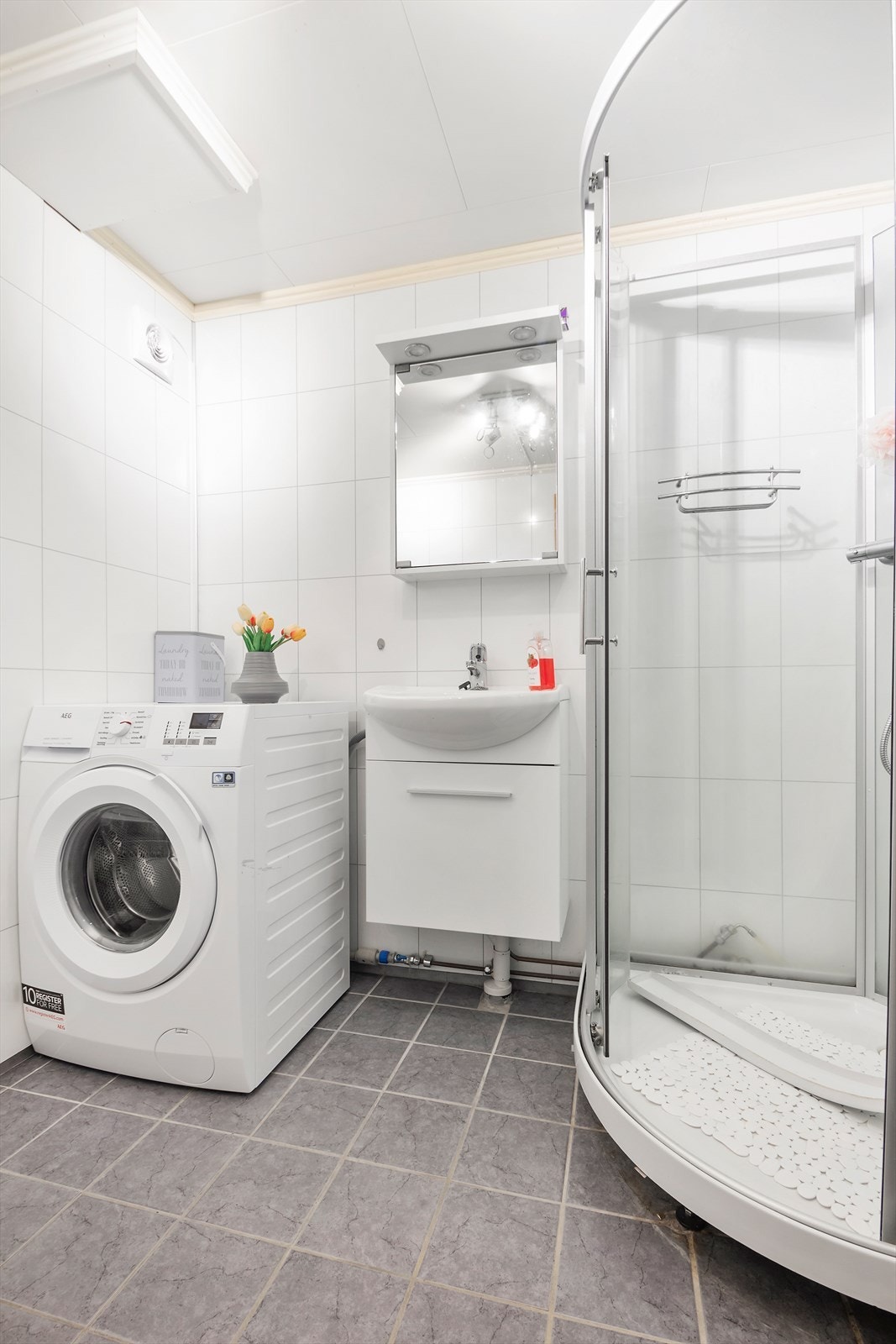 Baderommet i u.etg. er godt utnyttet med wc, dusjkabinett, servant og opplegg for vaskemaskin, her er det også funnet plass til et høyskap for oppbevaring. Galleribilde