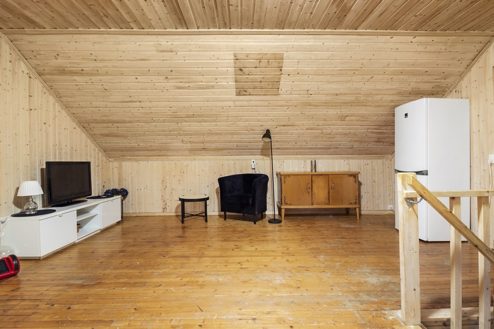 Praktisk og kjekk loftstue i 2. etg. Herfra er det adkomst til 3 romslige soverom og en stor bod. Galleribilde