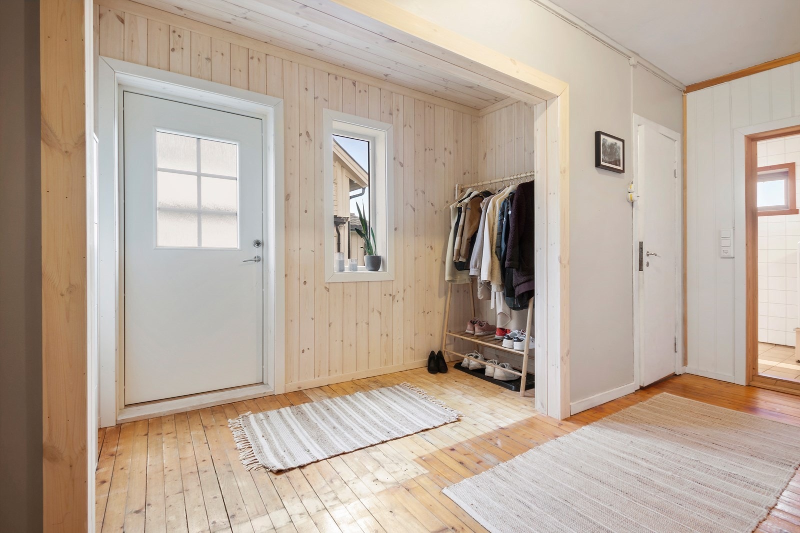 Nordvestvendt inngang med god plass for å henge fra seg yttertøy. Til høyre i bildet er adkomst til wc og baderommet. Galleribilde