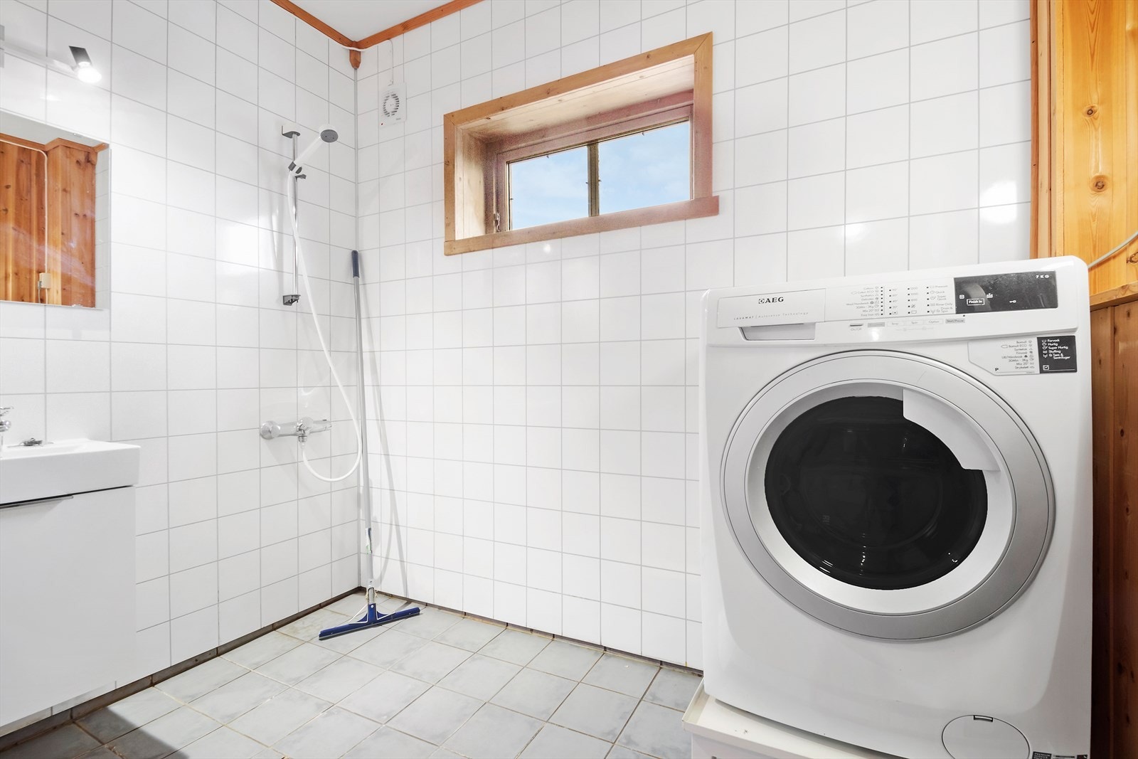 Baderommet og wc er to adskilte rom. På baderommet finner man servant, dusjnisje og opplegg for vaskemaskin Galleribilde