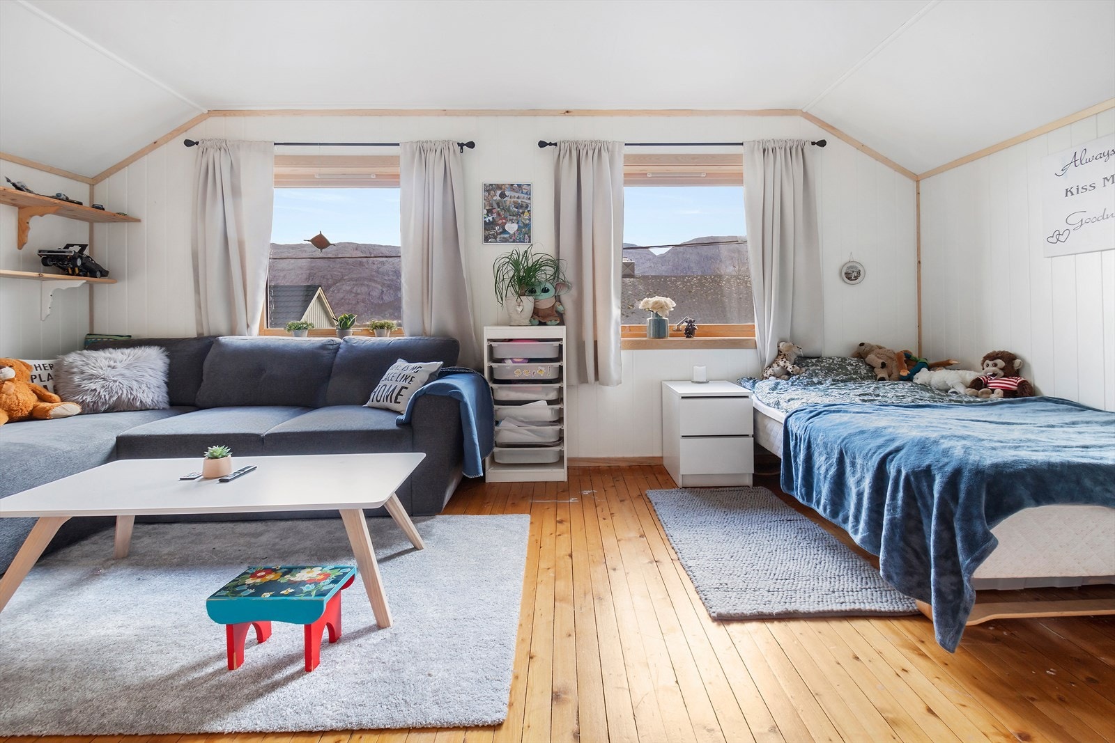 Det største soverommet i 2. etg. slipper inn godt med lys, har relativt nye overflater på veggene og lite skråtak. Galleribilde