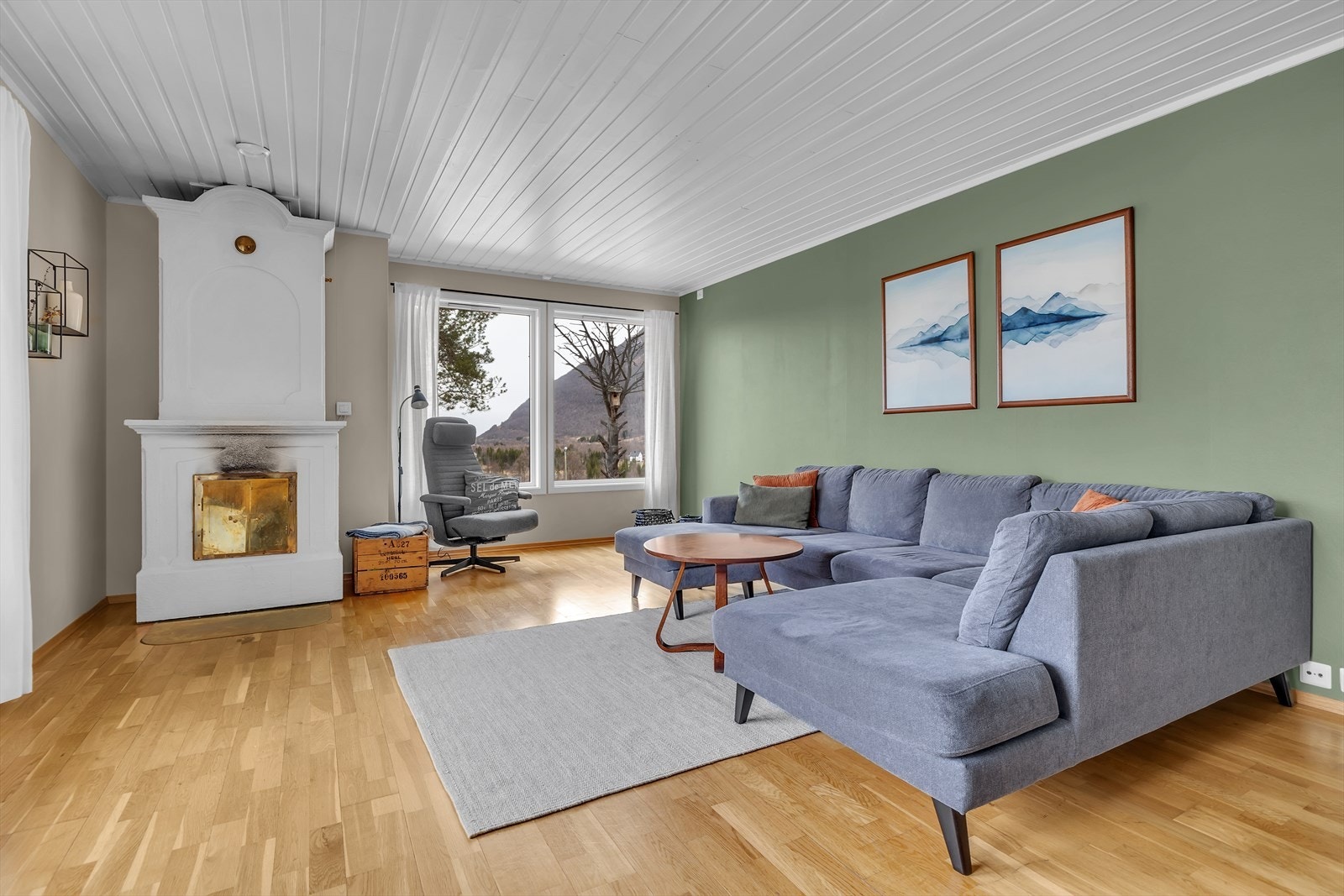 Fin stue med store vindusflater som slipper inn naturlig lys Galleribilde