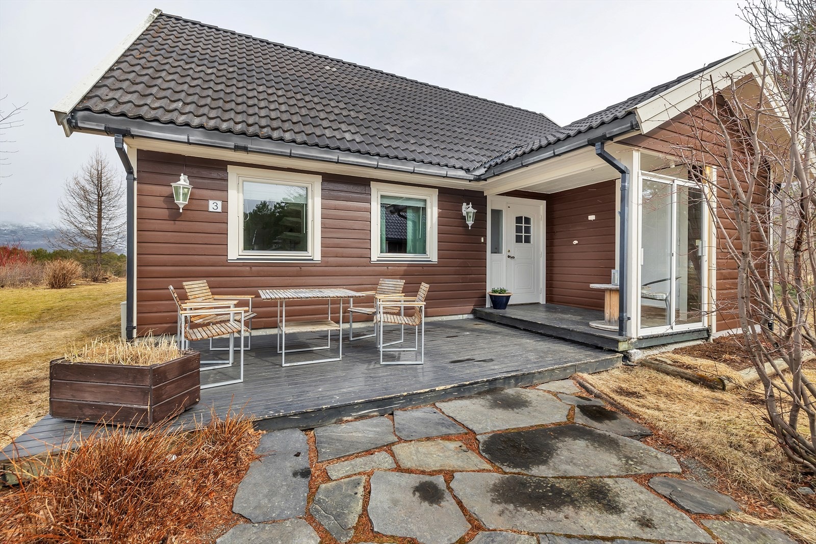 Koselig inngangsparti med terrasse Galleribilde