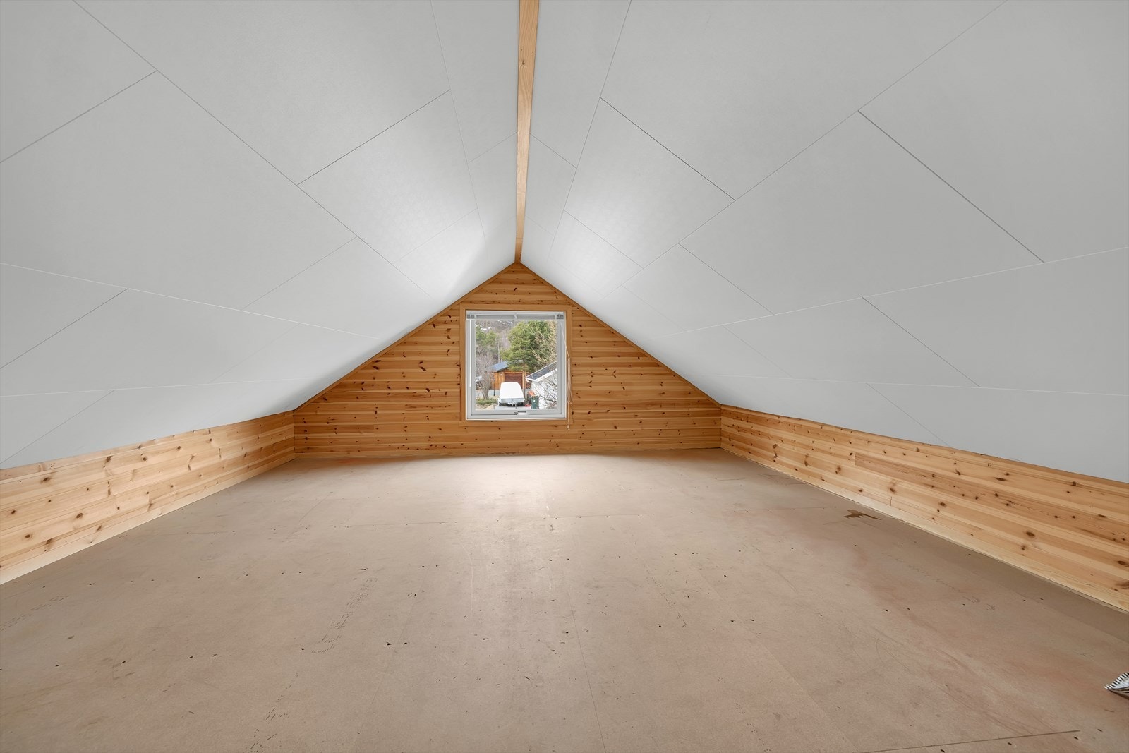 Loftsrom på garasje med mye potensiale! Galleribilde