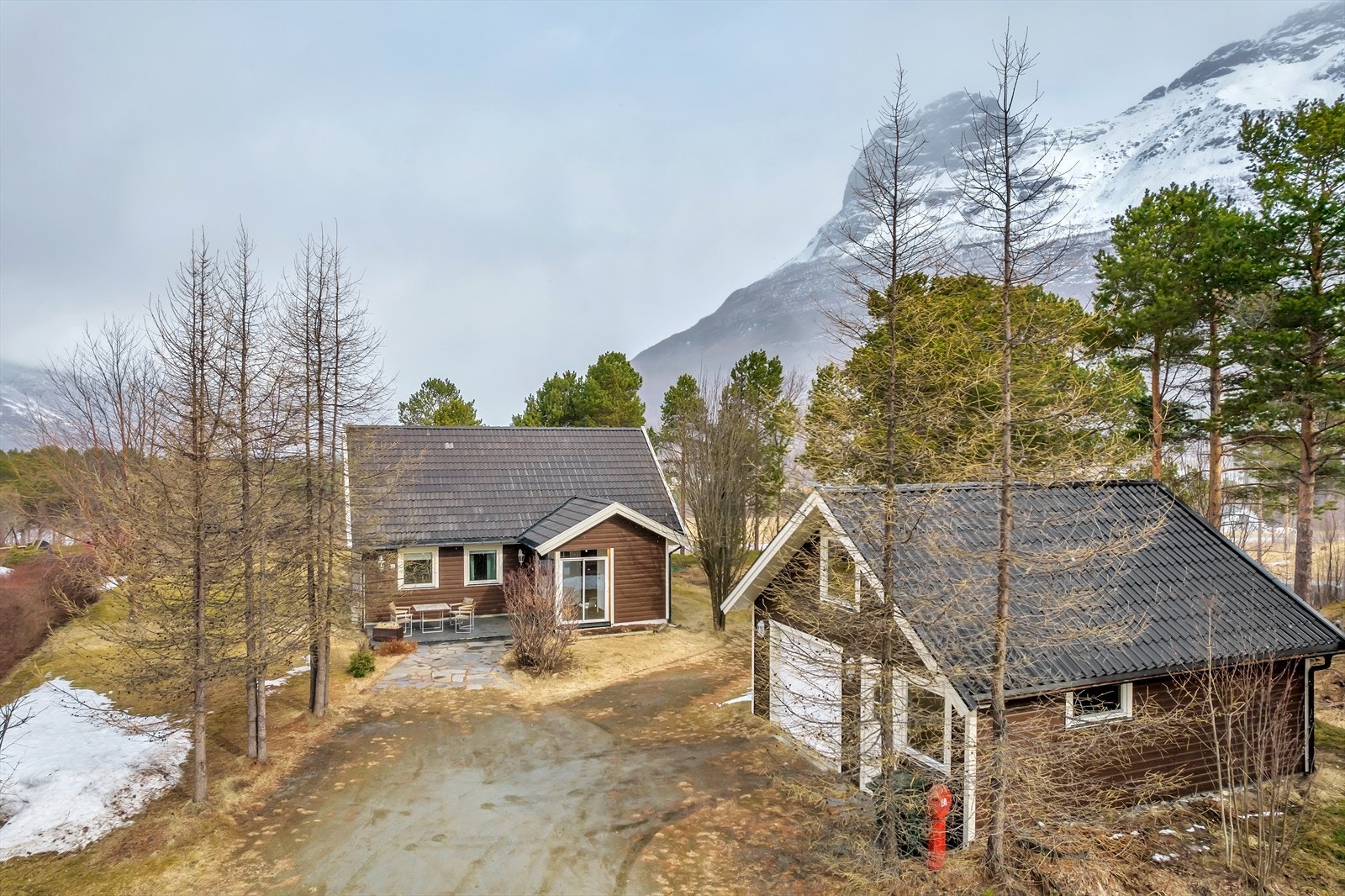 Parkeringsplass til flere biler Galleribilde