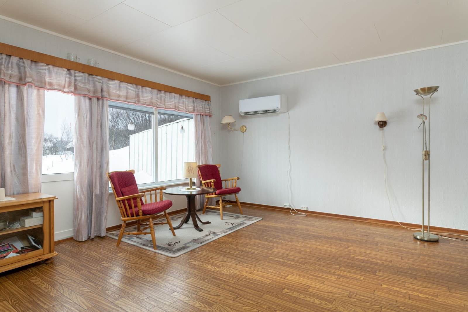 Del av stue med utgang til terrasse - varmepumpe montert Galleribilde