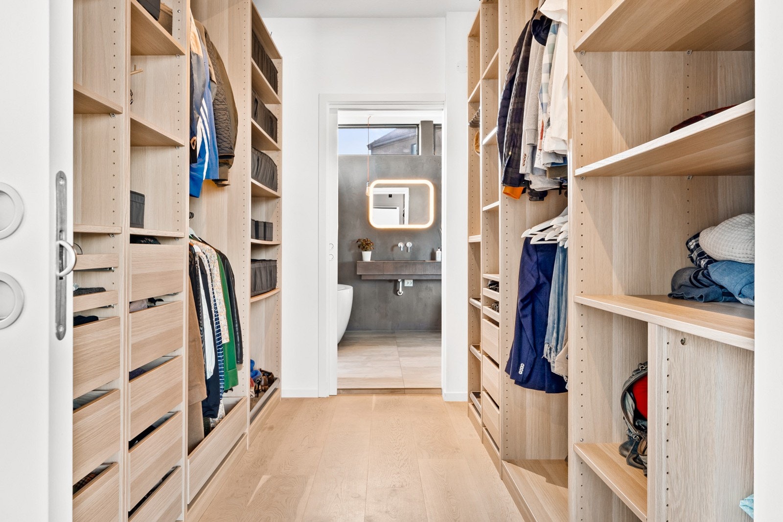 Walk-in-closet tilknyttet hovedsoverom. Galleribilde