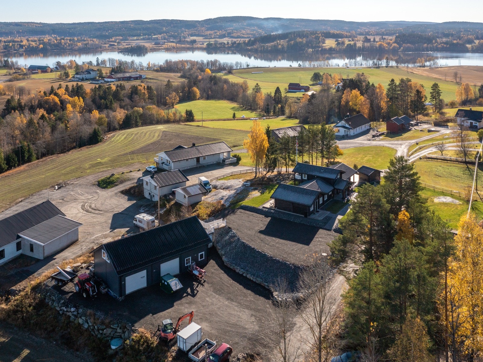 Meget gode parkeringsforhold og lagringsmuligheter på eiendommen. Galleribilde