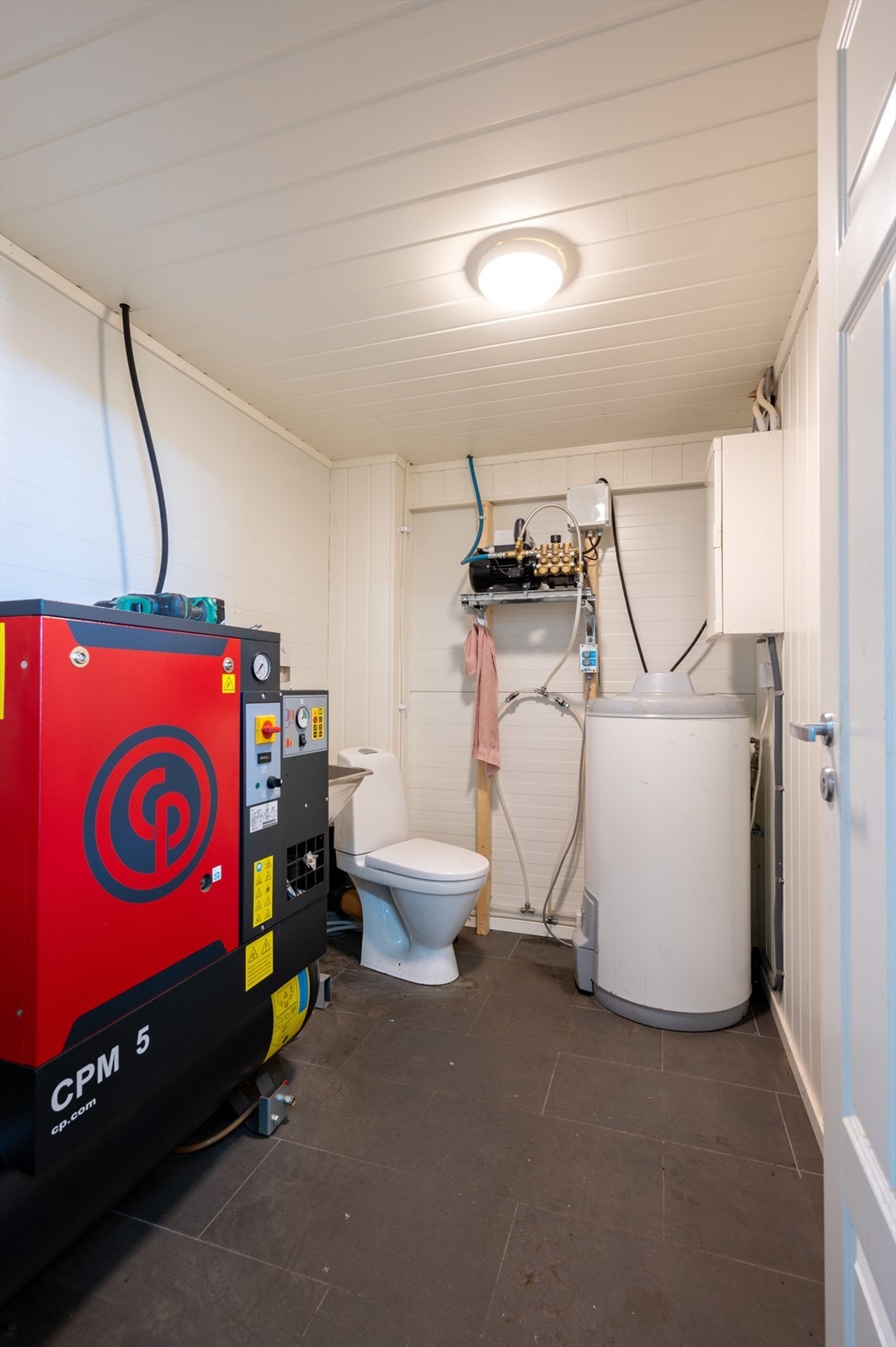 Teknisk rom med wc i verksted. Galleribilde