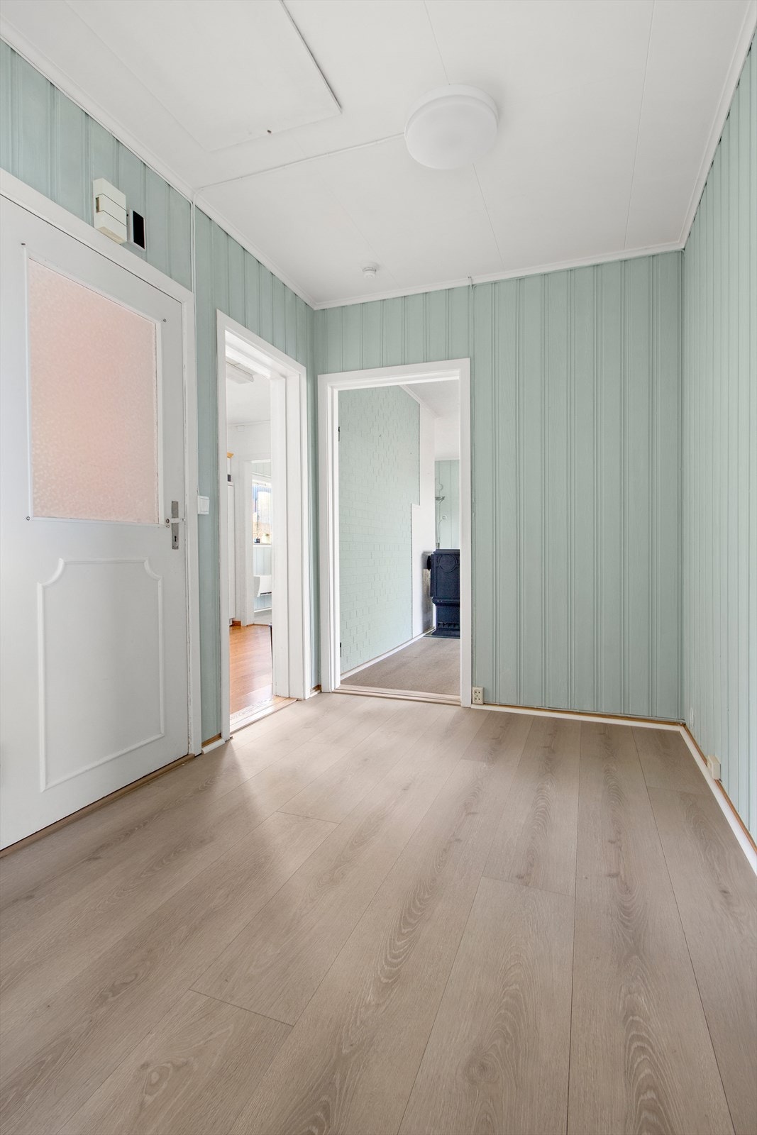 Pene gråtonede gulv i gang og stue. I gangen er det god plass til møblemang Galleribilde