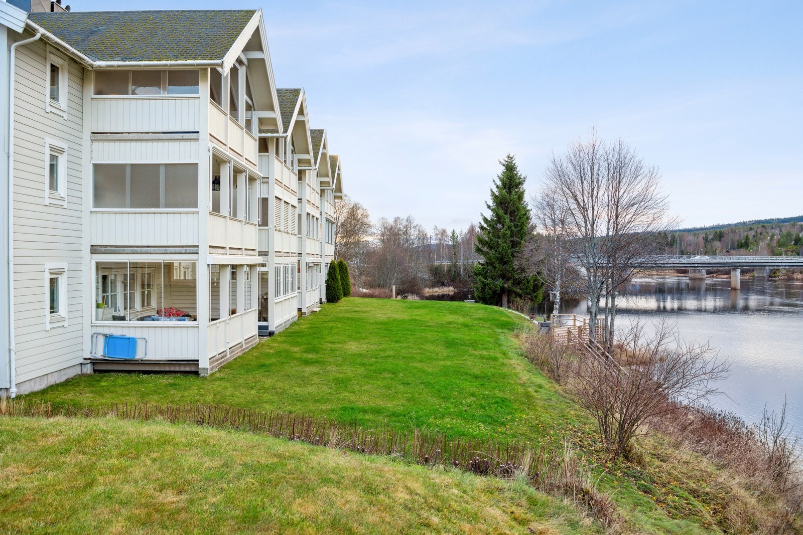 Fra terrassen har du videre adkomst til sameiets fellesarealer som er opparbeidet med plen. Galleribilde