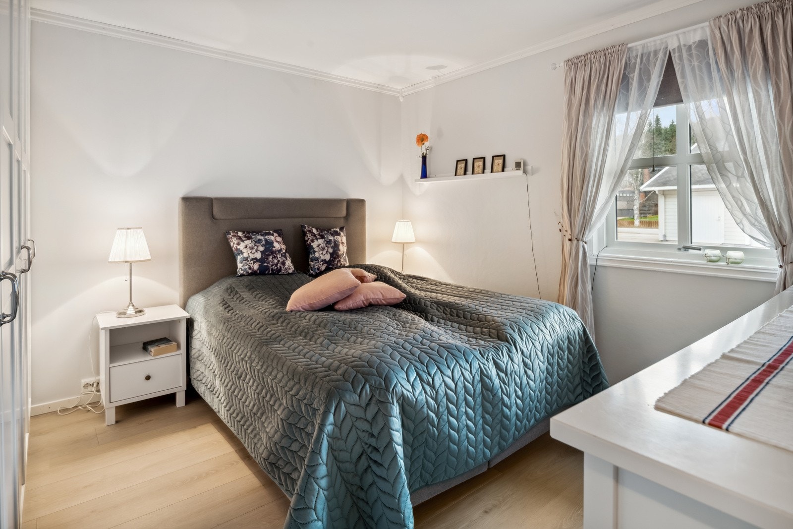 Leiligheten har et lyst og innbydende hovedsoverom av god størrelse. God standard med lys enstavs laminat fra 2020 på gulv med vannbåren gulvvarme og lysmalte overflater. Galleribilde