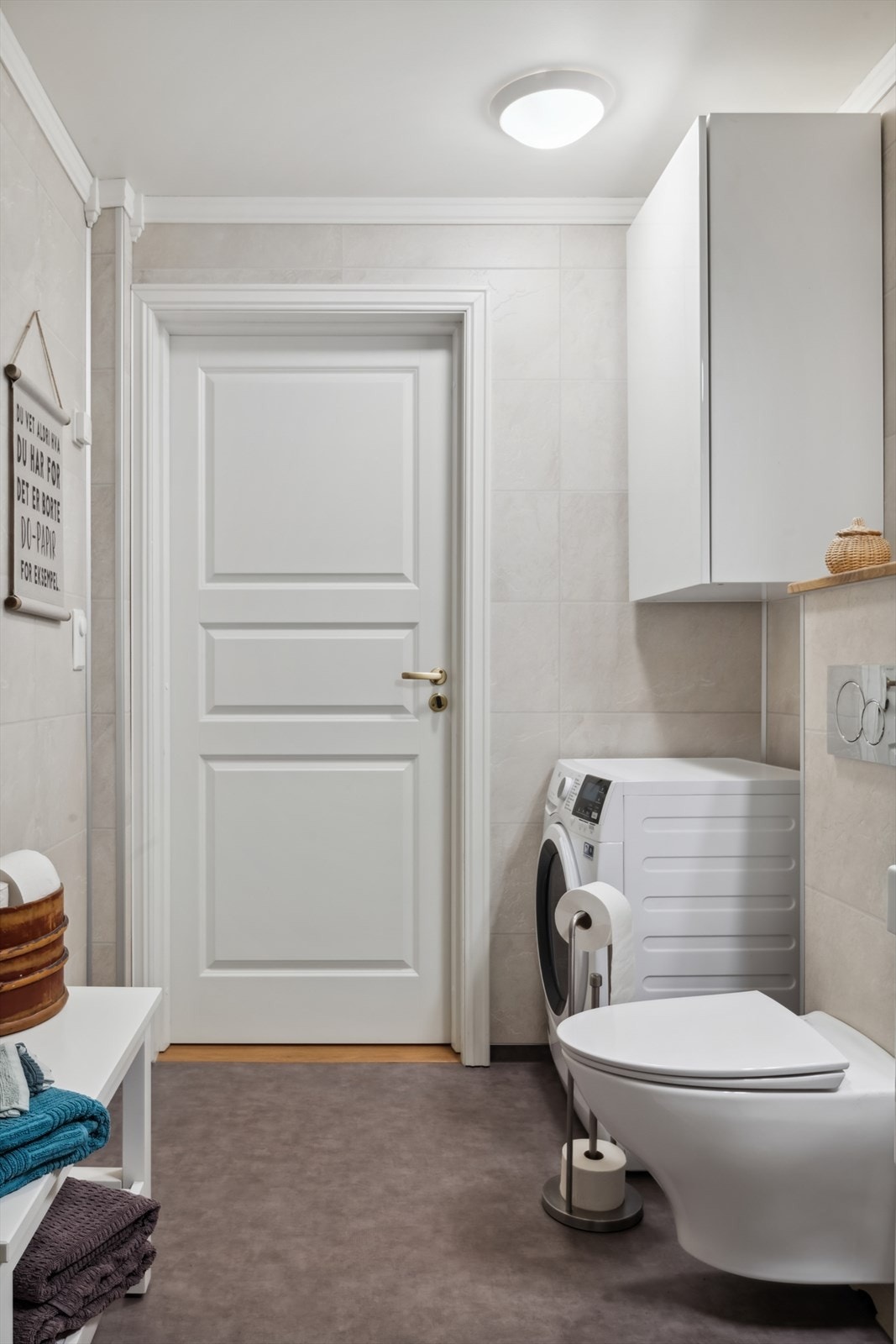 Baderommet har belegg på gulv med vannbåren gulvvarme og lyse baderomsplater på veggene. Mekanisk avtrekk styrt fra kjøkkenventilator. Galleribilde