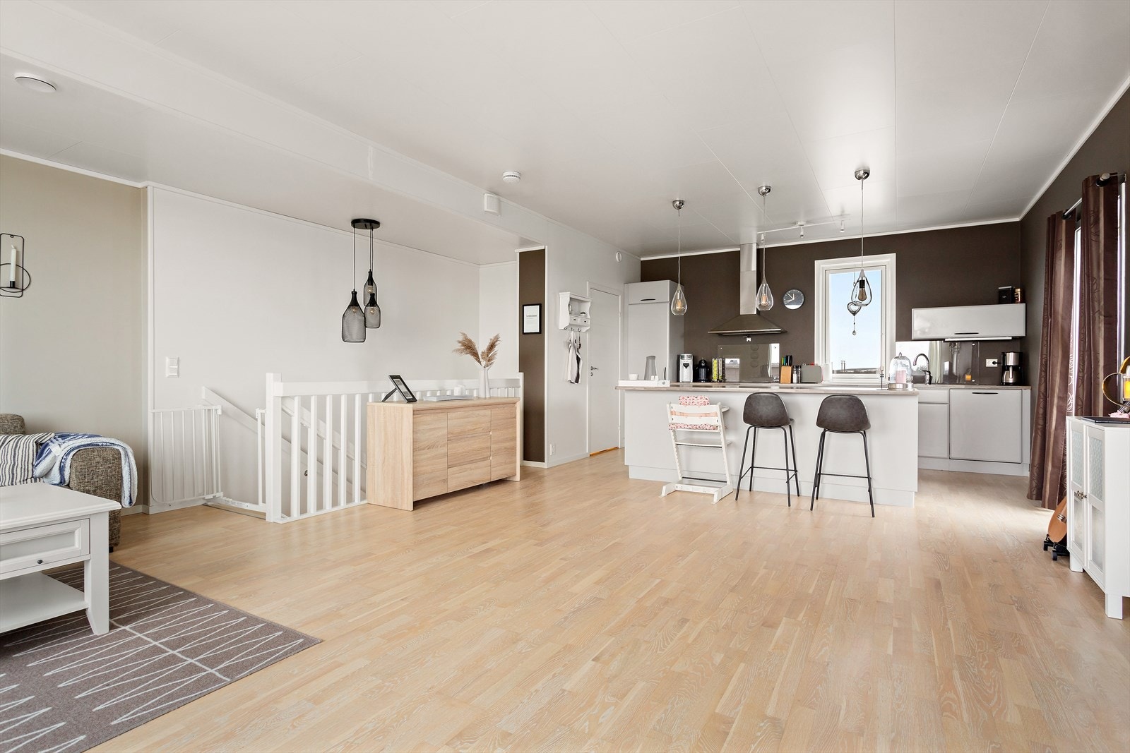 Det er godt med gulvareal i 2. etg. Den åpne løsningen mellom stuen og kjøkkenet med de store vindusflatene i rommet gir et åpent og luftig preg Galleribilde