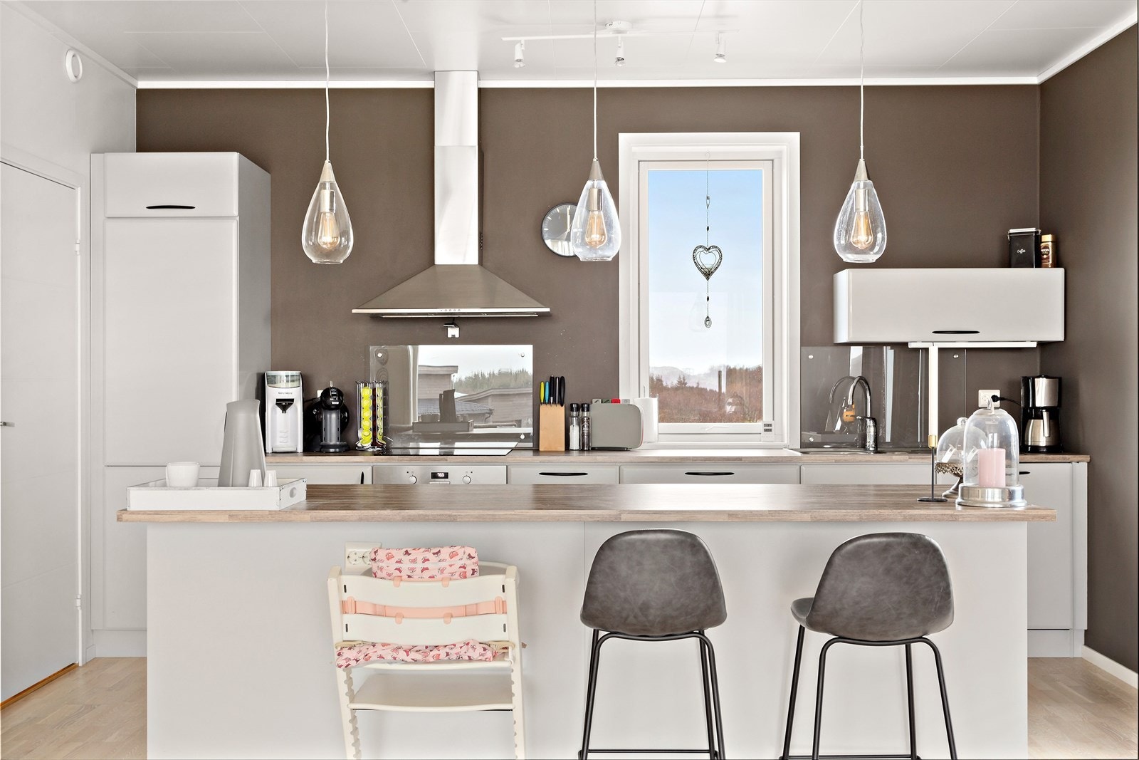 Her kan man enkelt holde kokken med selskap. Praktisk matbod med adkomst fra kjøkken Galleribilde