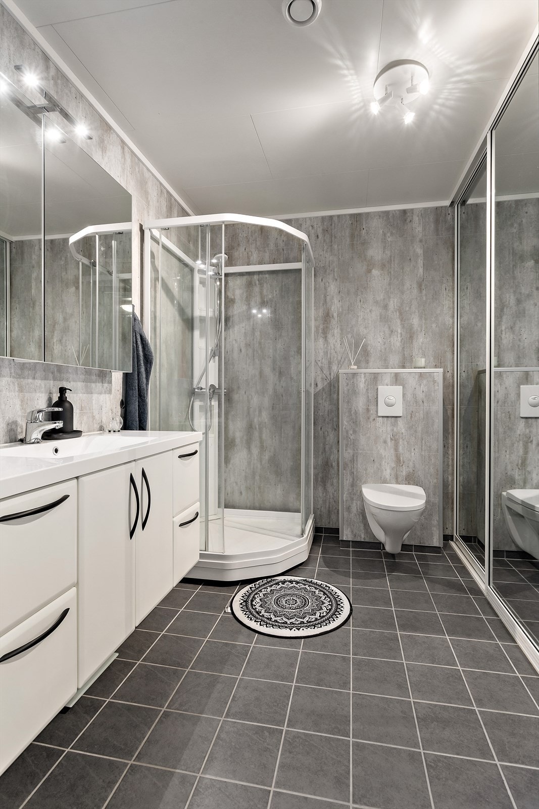 Baderommet har en grei størrelse til formålet og virker større grunnet den takhøye skyvedørsgarderoben, denne også med dørblader som speil Galleribilde