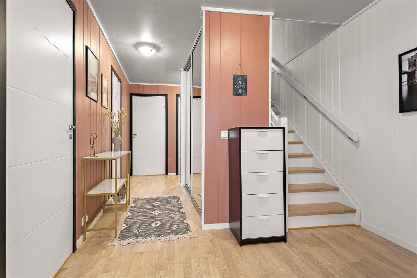 I 1. etg. er det mørke stilige detaljer rundt dørene. Her er det også etablert en takhøy skyvedørsgarderobe med speil i dørbladene Galleribilde