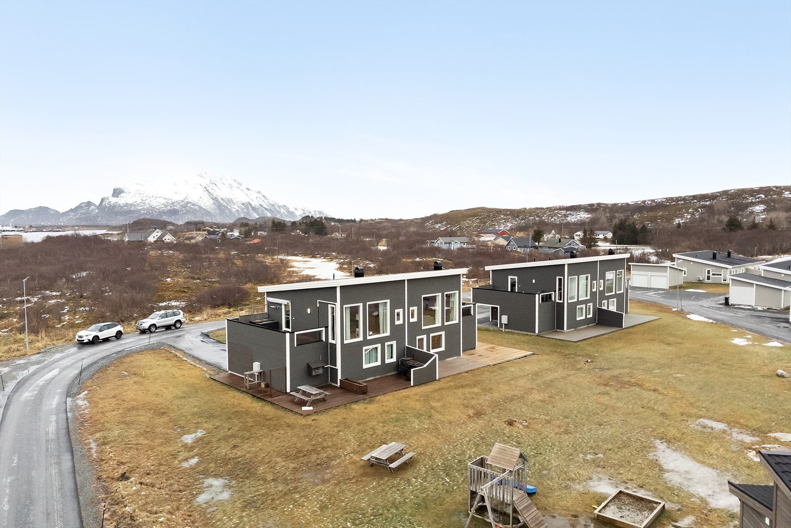 Velkommen til Iberneset 32!Boligen ble oppført i 2016 og fremstår som moderne og med god standard. Romslige fellesområder ute med lekeapparater, benker og flytebrygge. Treplatten utenfor 1. etg. løper langs to sider av boligen og innkjørselen er asfaltert Galleribilde