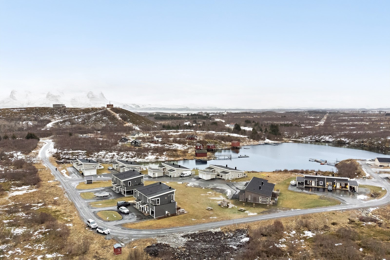 Dronebilde over nærområdet. Her ifra er det en kort vei til lysløypen opp Langåsen. Galleribilde